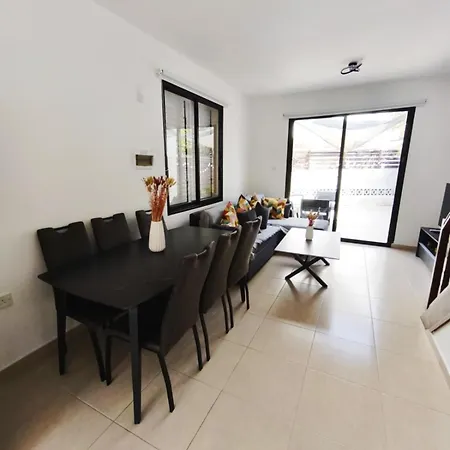 Tombs Of The Kings Two Bedroom Patio פאפוס