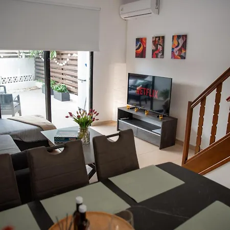 Tombs Of The Kings Two Bedroom Patio 公寓